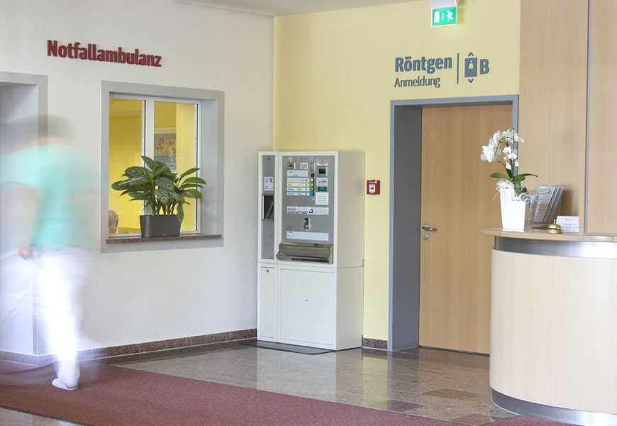 Orientierung im Foyer der Klinik